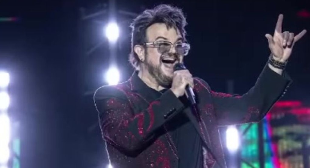 Cantante interrumpe concierto y alega diez años de inconformidad acumulada - Canal 12 de El Salvador