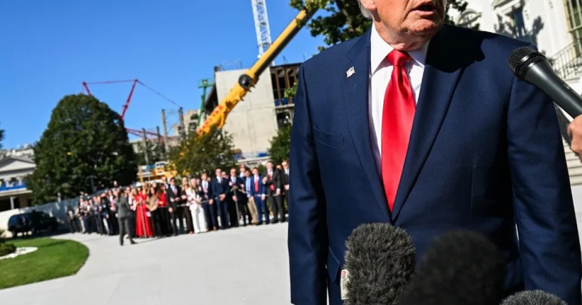 Trump no descarta atacar Irán con la "Madre de todas las bombas": "Es extremadamente grande, como una pequeña bomba nuclear"
