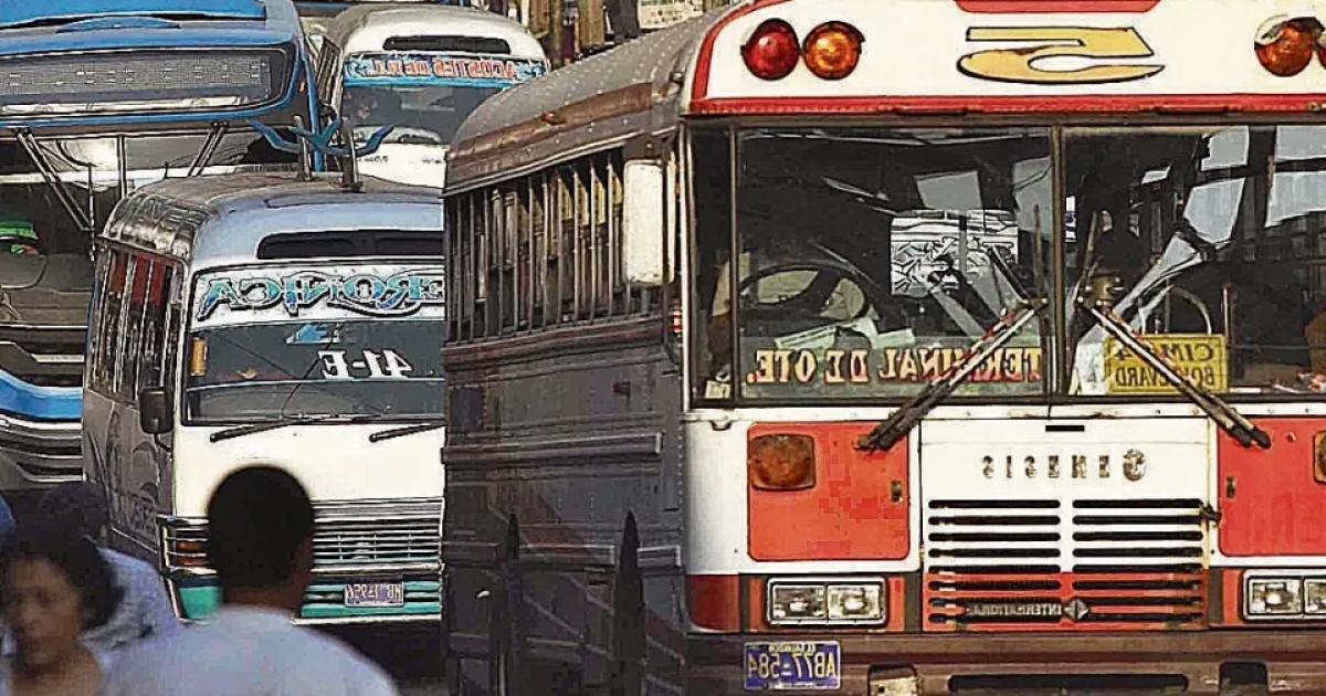 Transportistas salvadoreños entregan permisos de línea por falta de liquidez