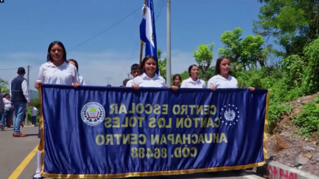 Desfile de estudiantes en nueva calle de cantón Los Toles