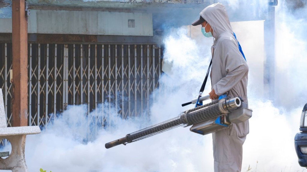Alcaldía de San Salvador Centro inicia jornada de fumigación en la capital