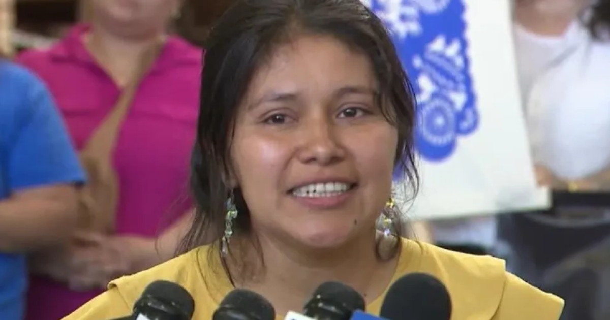 Migrante salvadoreña que se autodeportó con sus dos hijas ciudadanas en 2025 regresa a Estados Unidos
