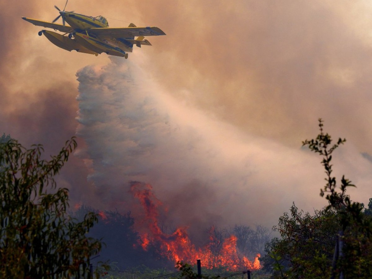 España evacúa a 60,000 personas por histórico incendio forestal