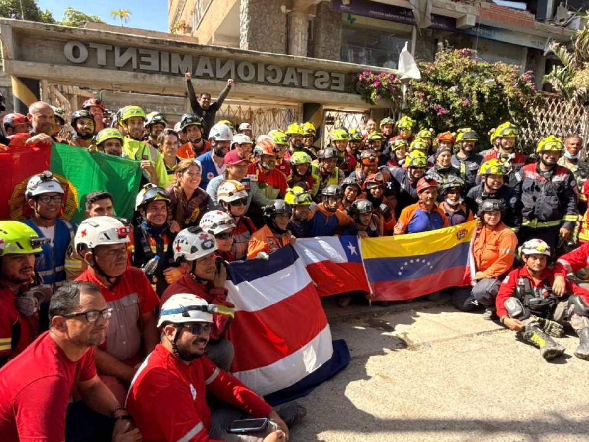 Venezuela condecora a rescatistas de más de 20 países tras terremotos