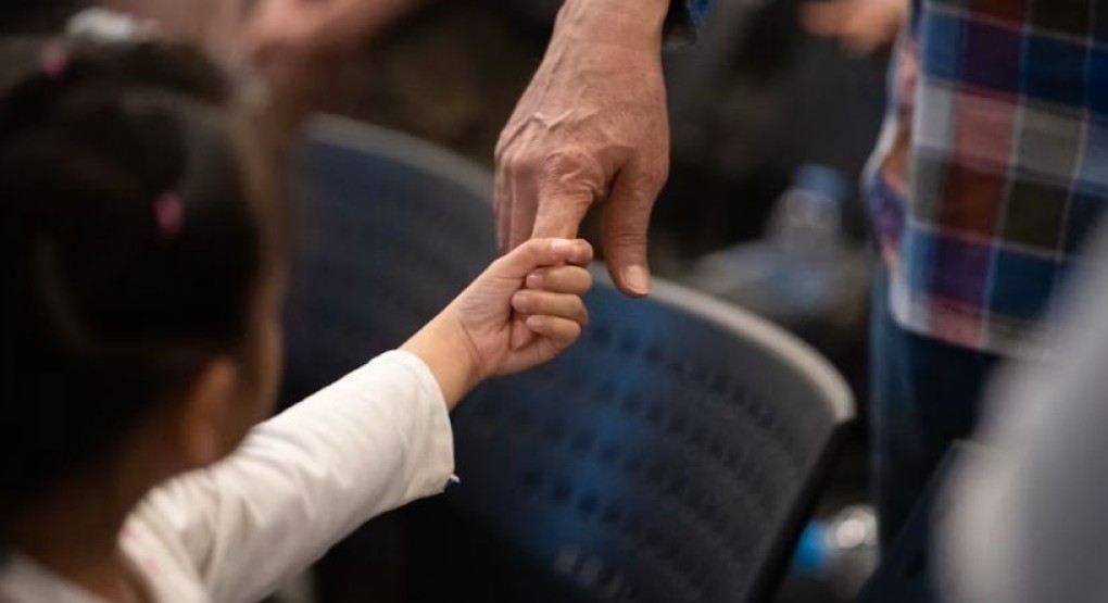 Psicóloga recomienda plantear límites cuando los abuelos intervienen en la crianza de los hijos