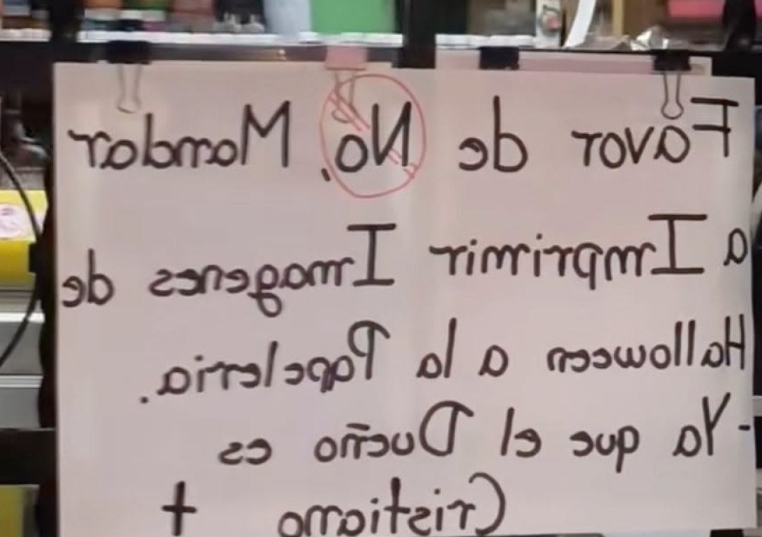 Propietario de papelería pide que no manden a imprimir imágenes de Halloween porque es cristiano