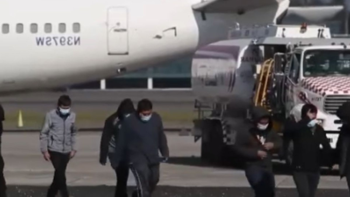 ¿Cómo enfrentan los salvadoreños su regreso tras ser deportados de EE.UU.?