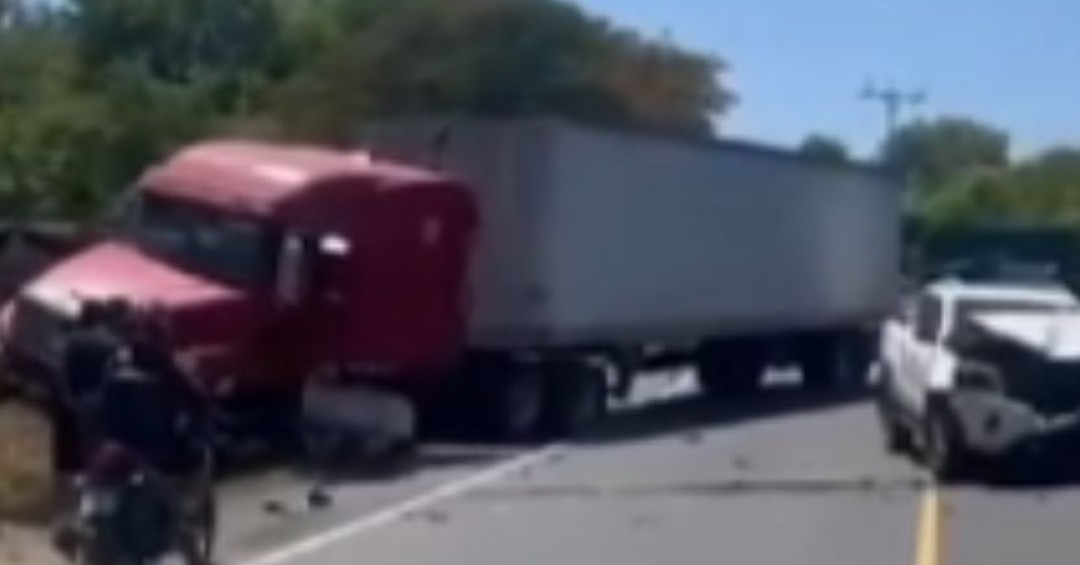 Rastra con placas guatemaltecas invade carril y causa accidente con 3 heridos