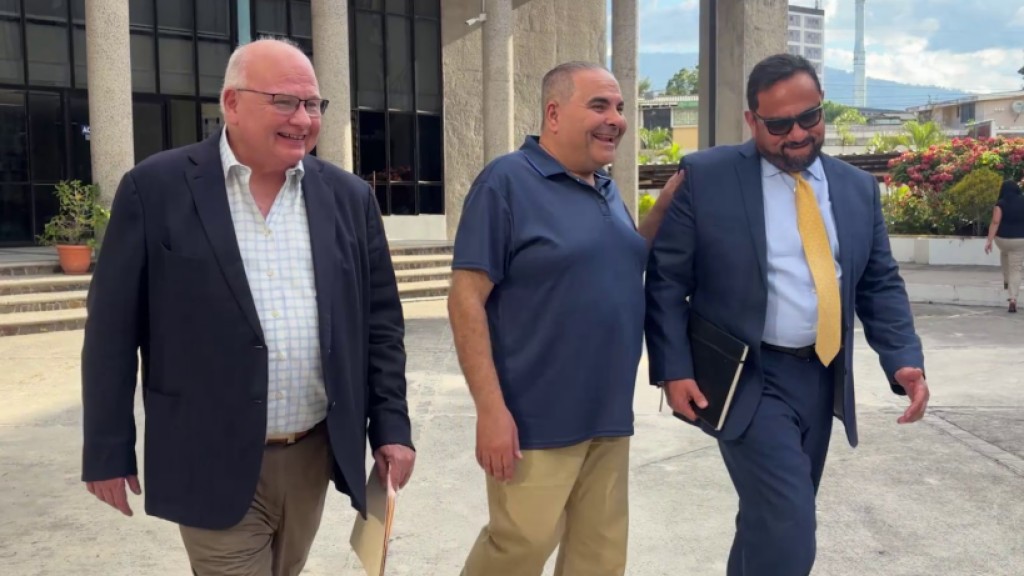 Expresidente Saca llego a los juzgados tras ser liberado - Canal 12 de El Salvador