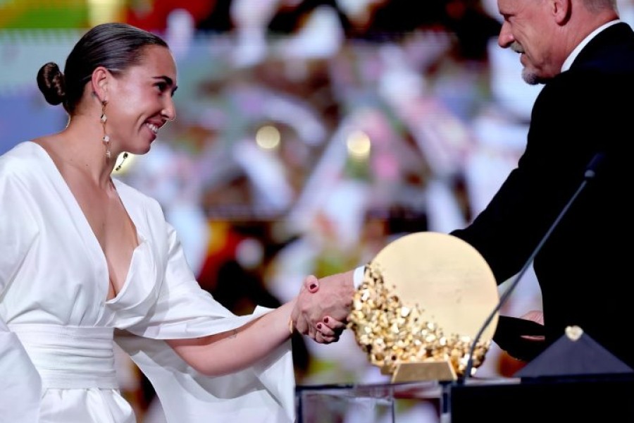 Cata Coll se alza con el premio Yashin a la mejor portera