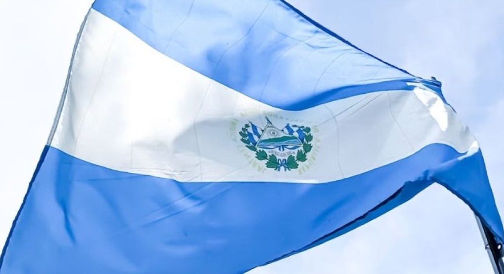 Coronel García explica los tres tipos de bandera y el protocolo de izado en El Salvador