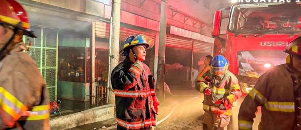 Voraz incendio consume alrededor de 75 puestos en el Mercado Municipal de Ciudad Arce