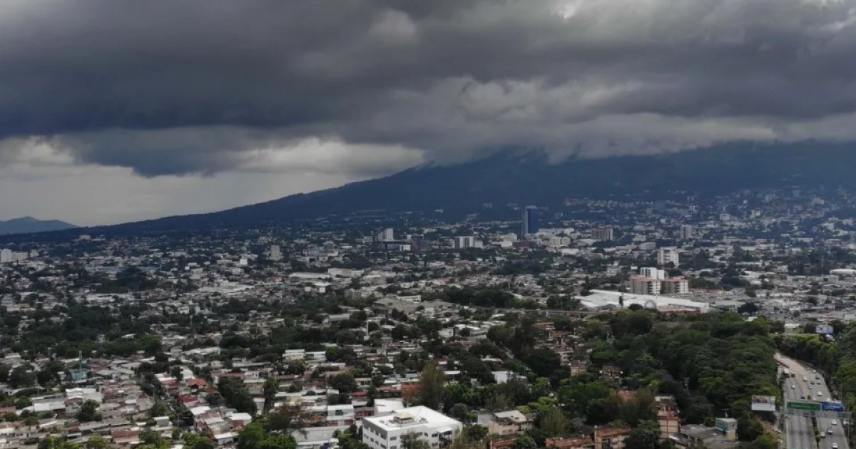 Onda tropical provocará más lluvias en El Salvador, que se intensificarán el martes