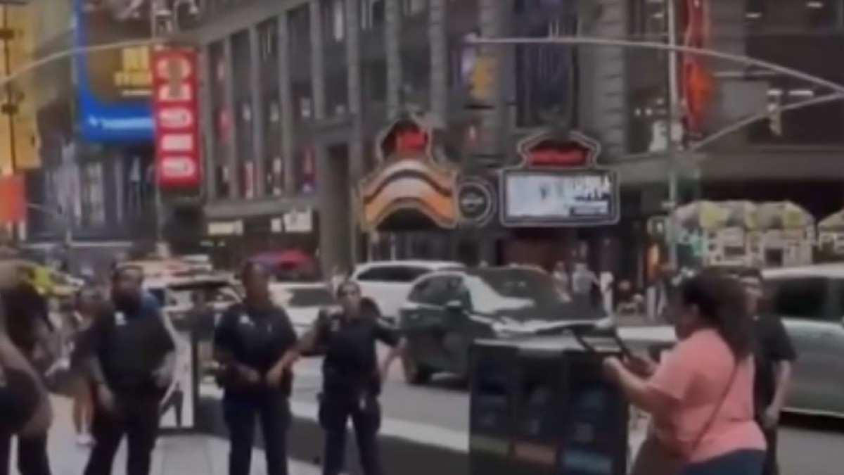 Policía de Nueva York dispara contra mujer que apuñaló a dos personas en Times Square