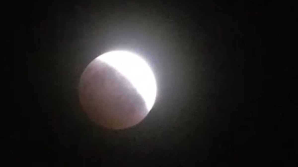 Salvadoreños disfrutaron del eclipse lunar parcial desde el Observatorio Micro-Macro de la UDB