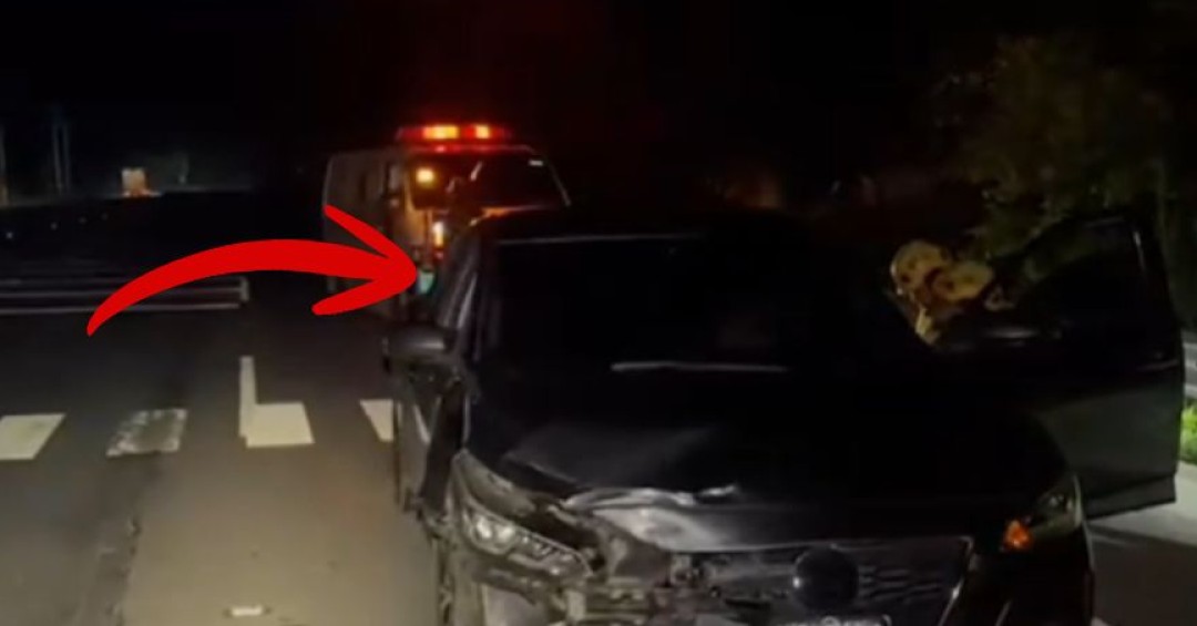 Conductor impacta contra separadores al esquivar motociclista en Zacatecoluca