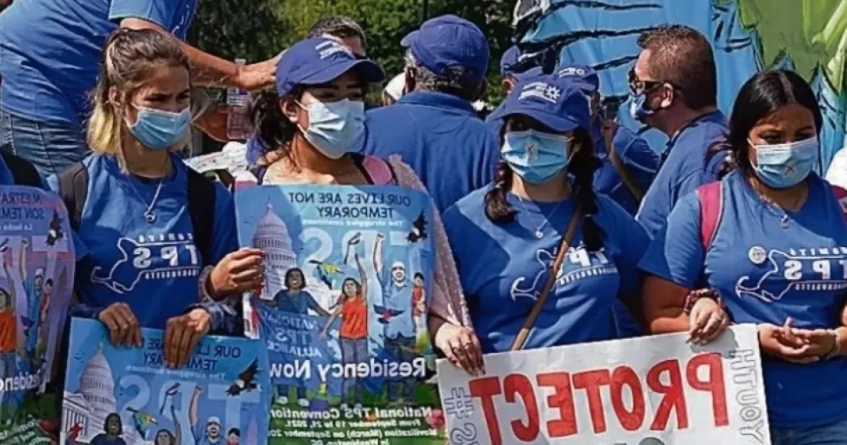 "Regresar deportada es comenzar de cero en un país que no conozco": salvadoreños en Los Ángeles con incertidumbre por el TPS