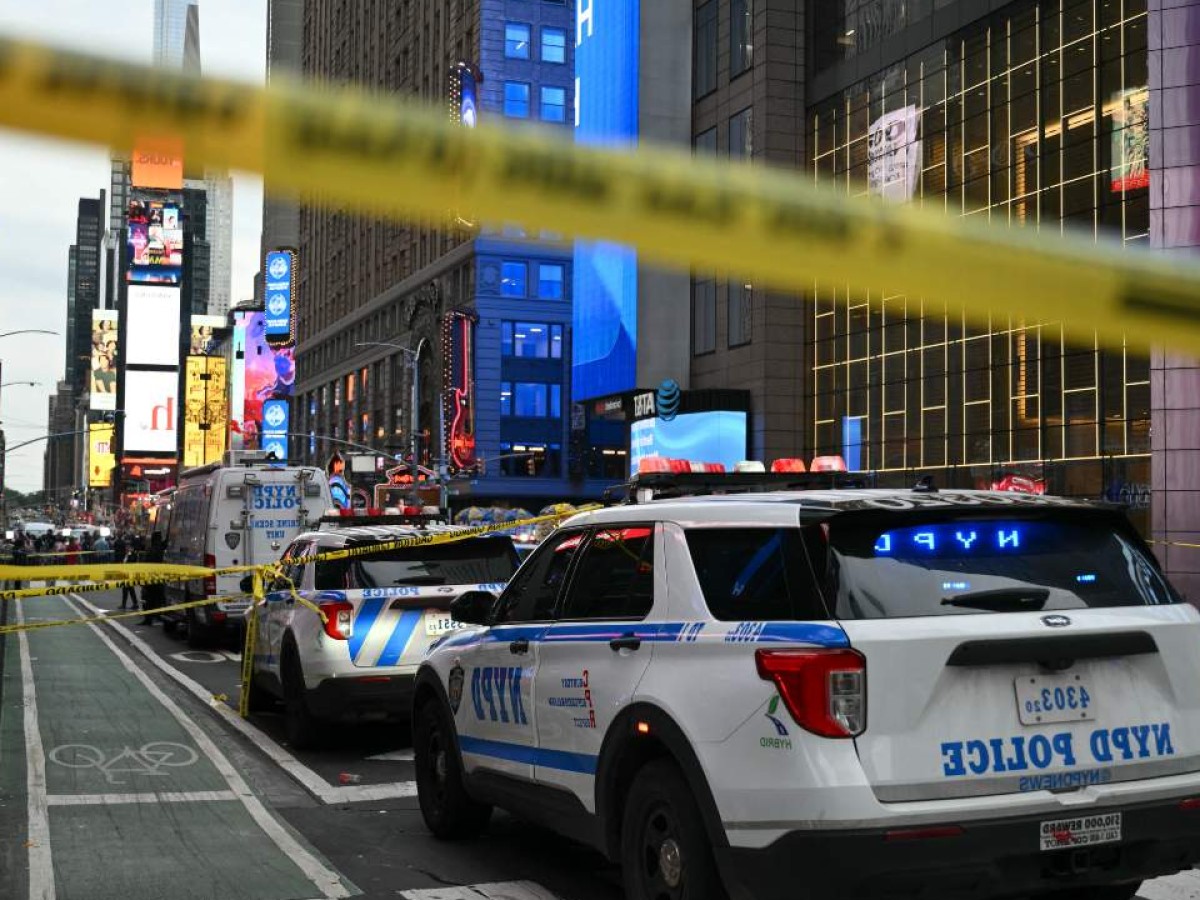 Muere mujer apuñalada en Times Square y policía abate a agresora