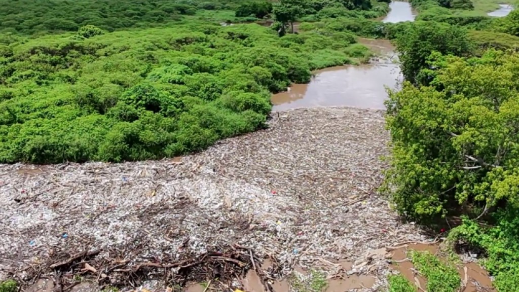 Acumulación de basura en el río Grande de San Miguel