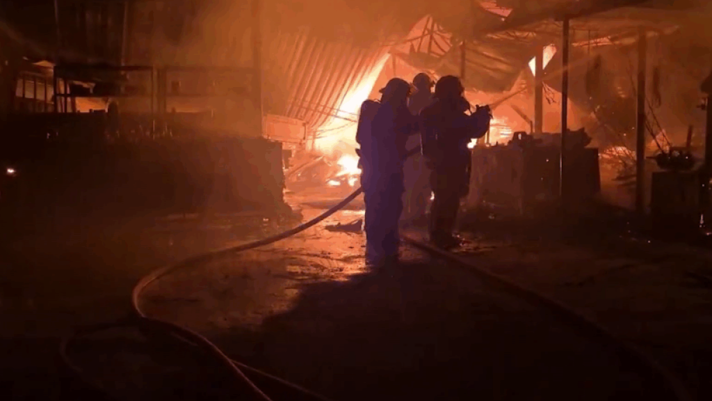 Incendio destruye carwash en Soyapango