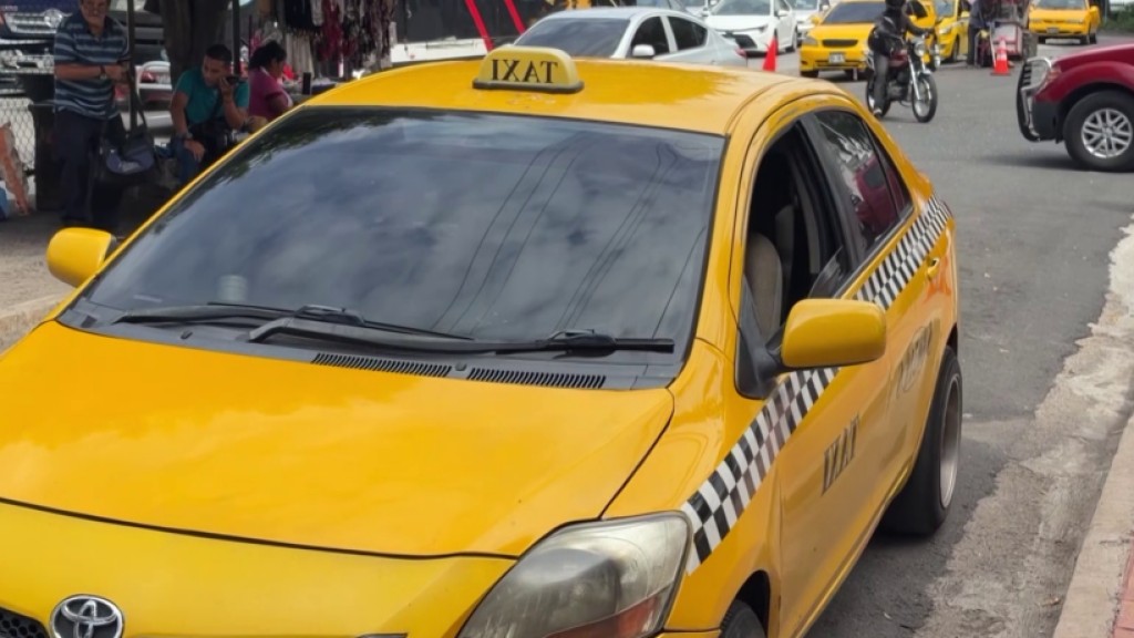 Taxistas afectados por alza de precios de combustibles