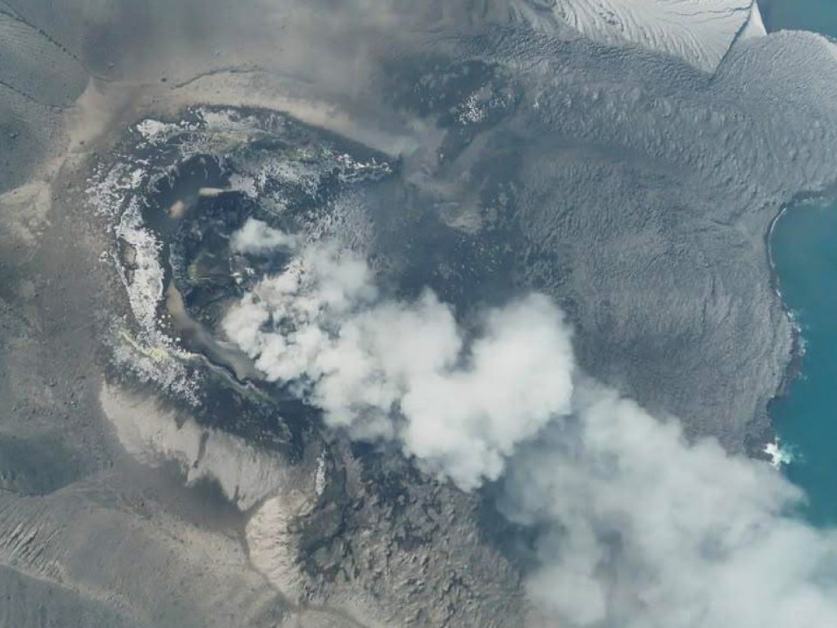 Video muestra la impactante erupción del volcán Anak Krakatoa en Indonesia