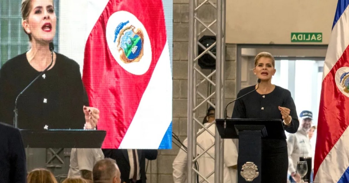 La presidenta de Costa Rica viajará a El Salvador para conocer el funcionamiento del CECOT