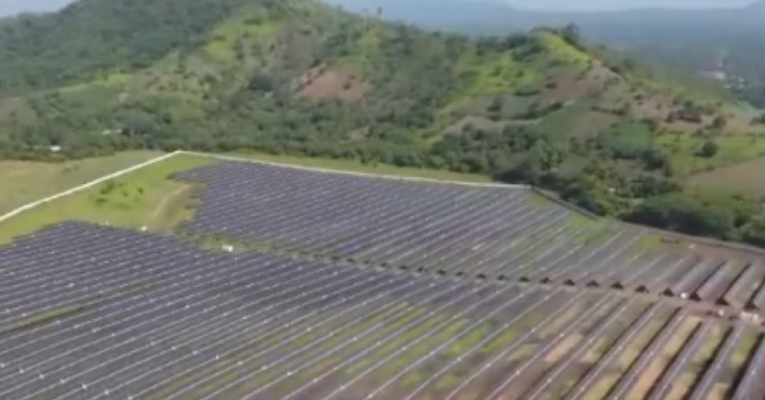 AES invierte en planta solar con 124,000 paneles en Santa Ana