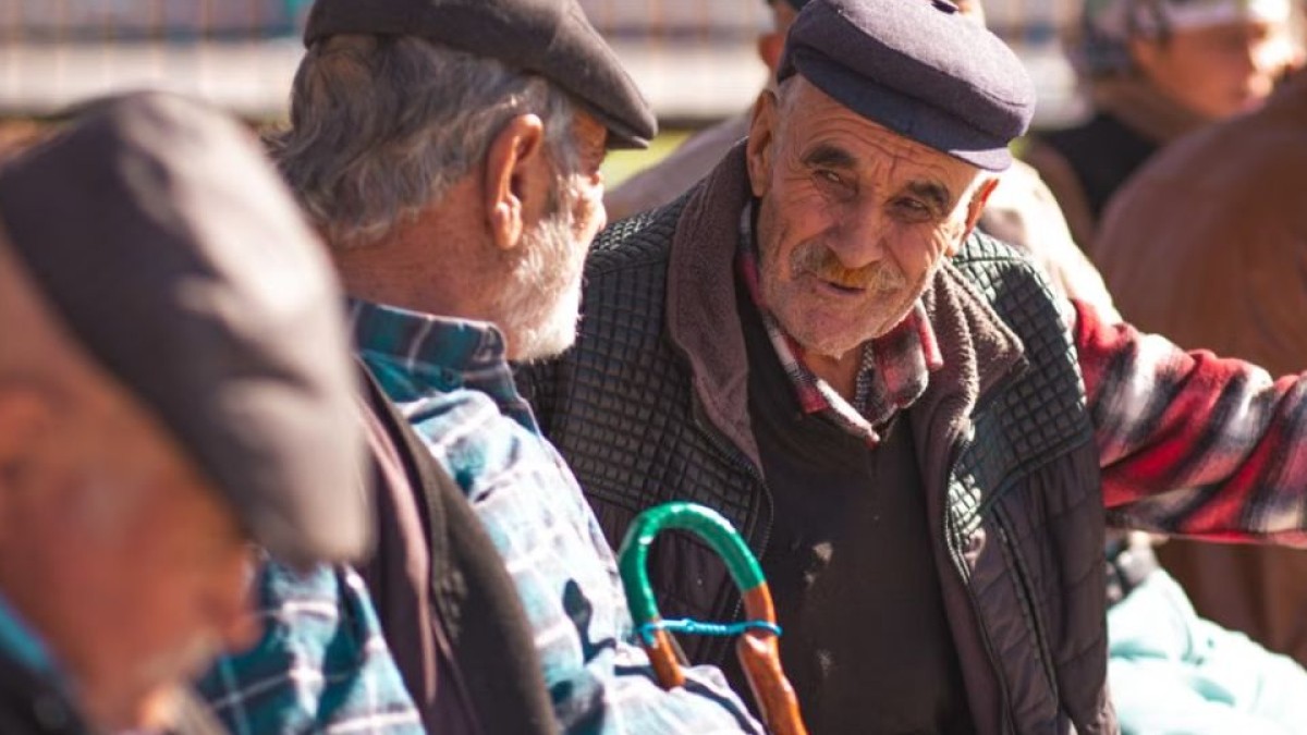 El 63% de los adultos mayores está sin trabajo y encuentra en la calle su consuelo