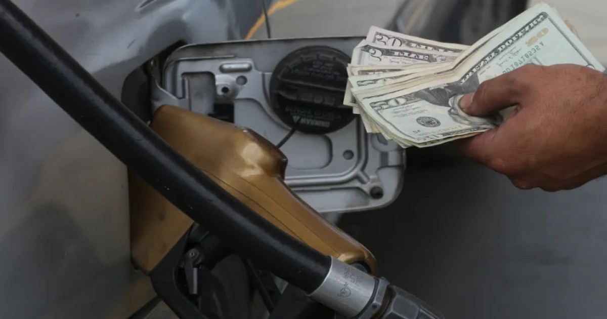¿Bajar impuestos a los combustibles en El Salvador? Economistas plantean medidas ante el alza de precios