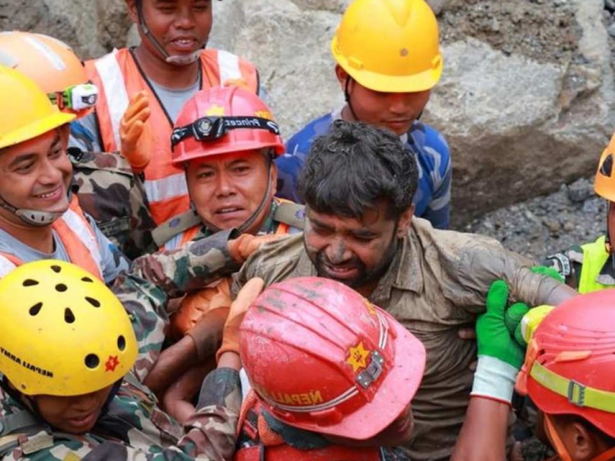 Rescatan a dos trabajadores en estado crítico tras nueve días atrapados en un túnel de Nepal