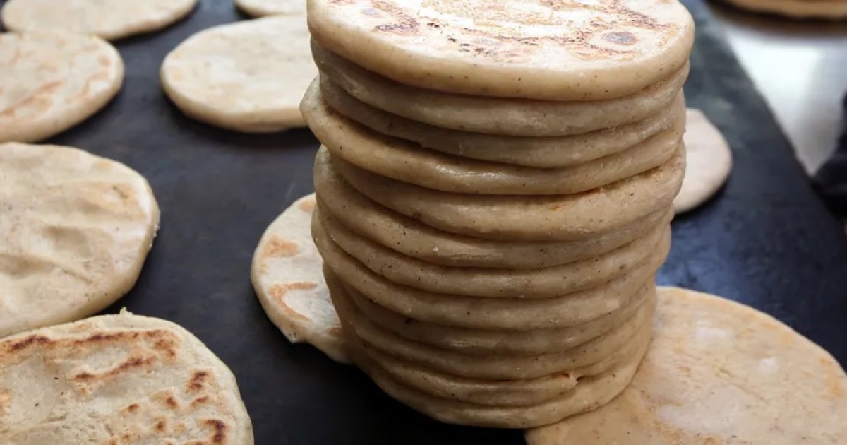 "Las tortillas pueden llegar a costar dos por una cora": mercados salvadoreños reportan alzas por sequías
