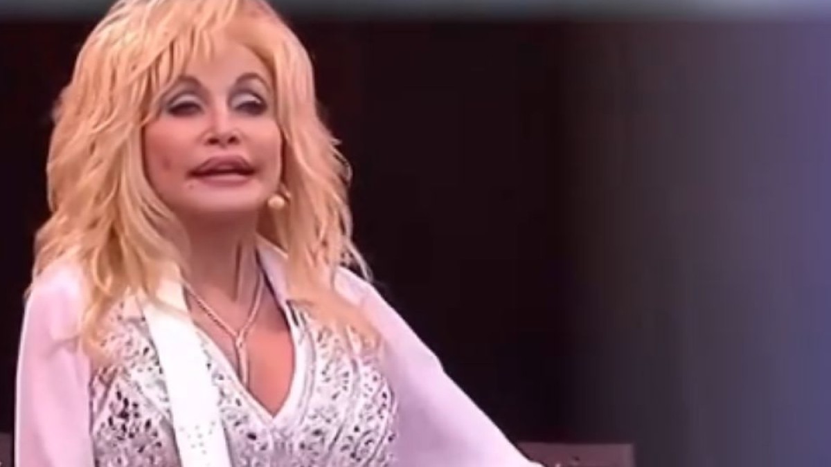 Dolly Parton habría viajado en secreto a Alemania para recibir un tratamiento contra el cáncer