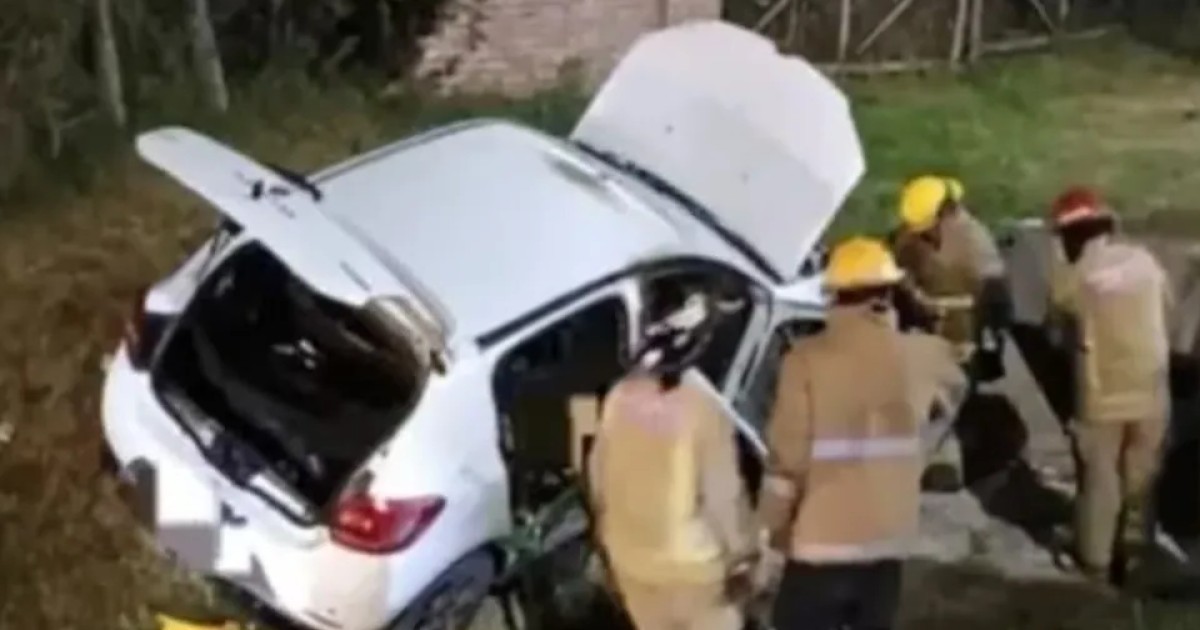 Mujer muere tras explotar su celular mientras cargaba en el carro y provocar un choque en Argentina