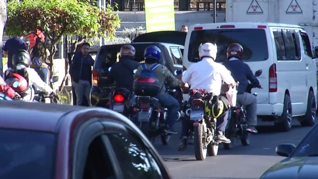 5 de cada 10 motociclistas no tienen licencia - Canal 12 de El Salvador