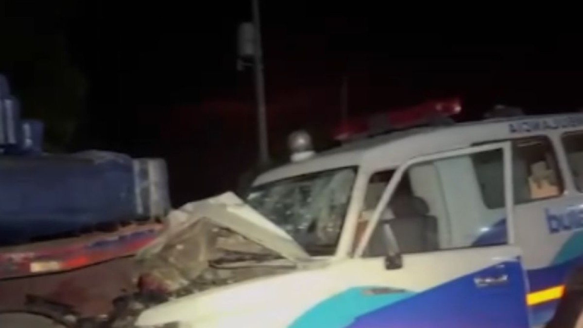Ambulancia impacta contra rastra en autopista a Comalapa y deja dos lesionados