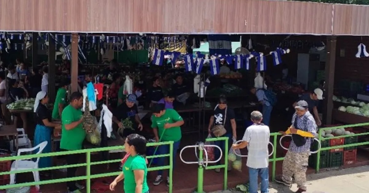 Vendedores pagan $3 a otras personas para que les compren verduras en agromercado de Zacatecoluca