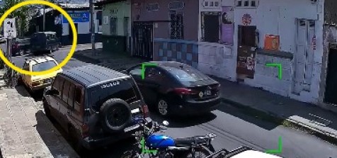 Captan momento cuando carro compacto y microbús chocaron en Santa Ana