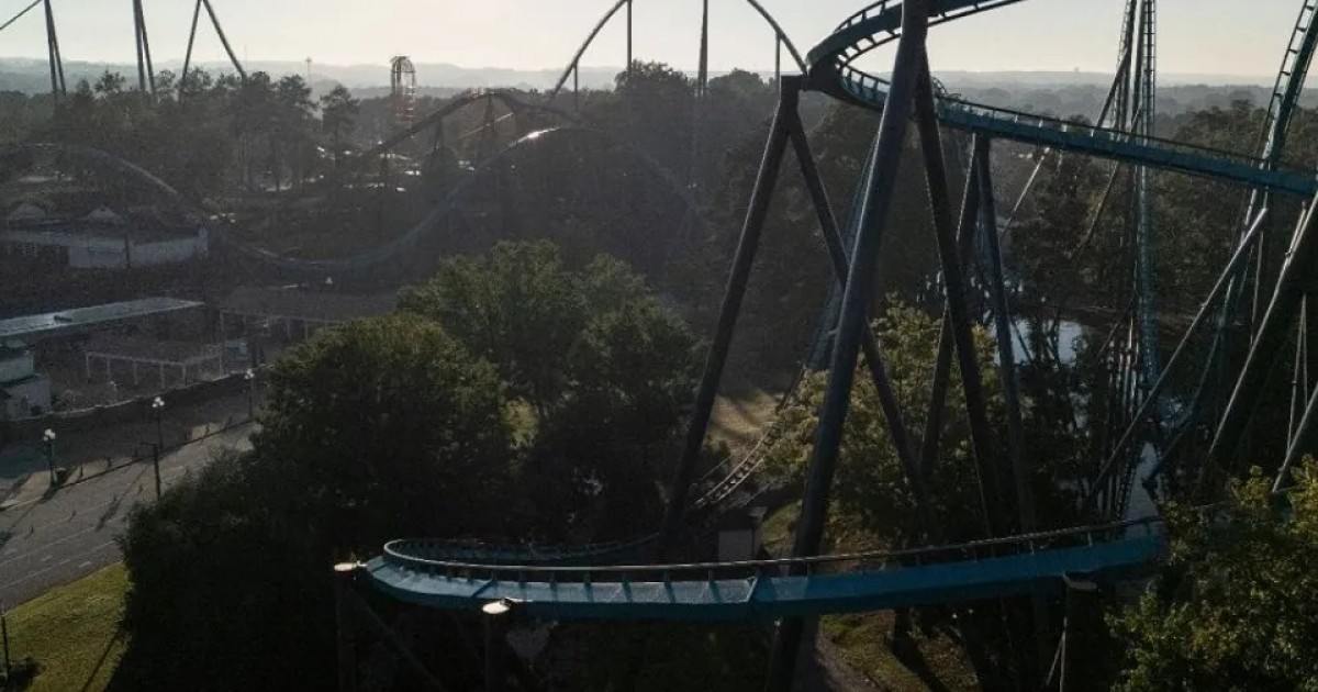 Hombre cae desde montaña rusa en un Six Flags de Georgia; empresa cierra varias instalaciones luego de la tragedia