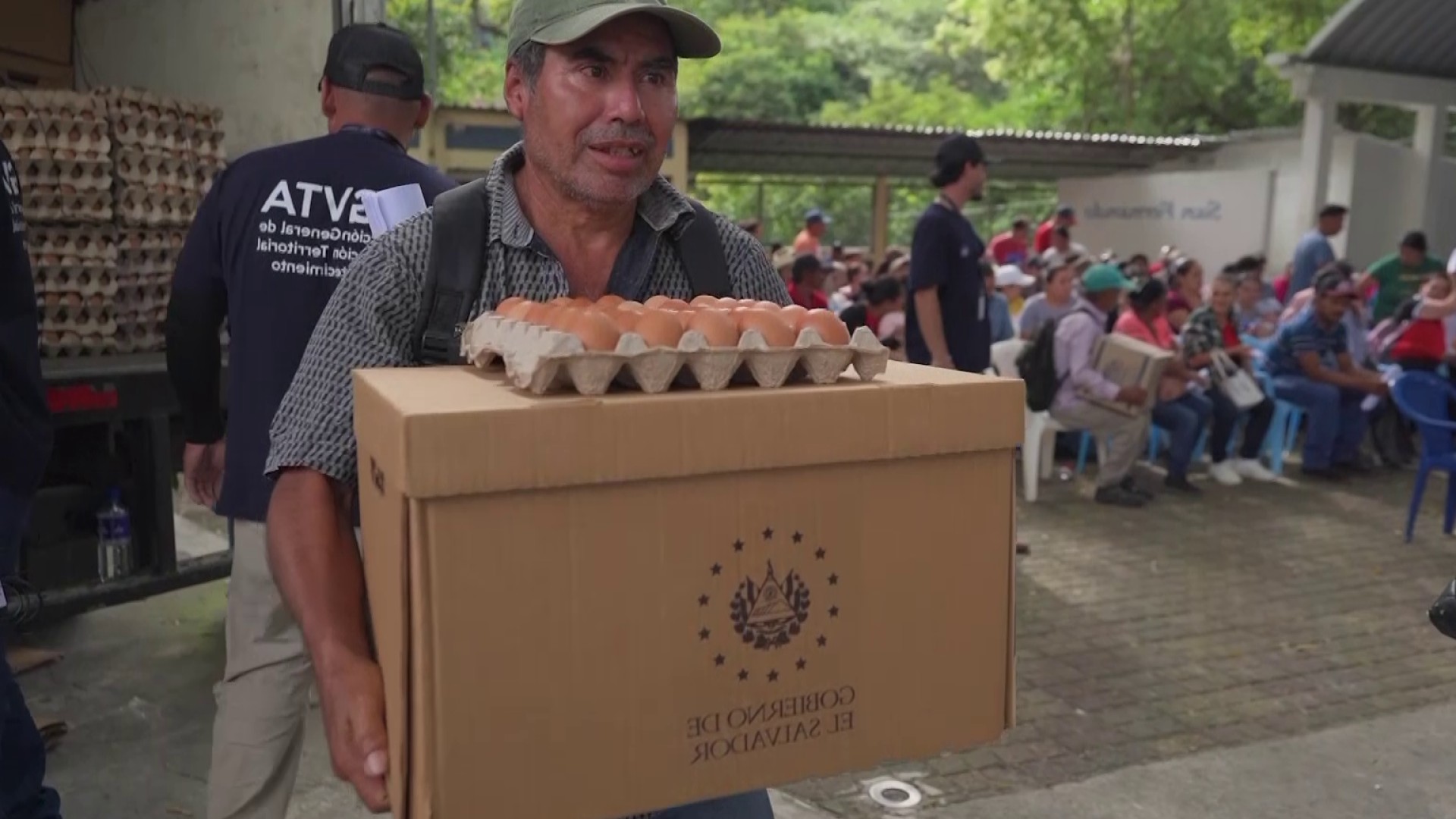 Entrega de canastas alimenticias a familias de Chalatenango
