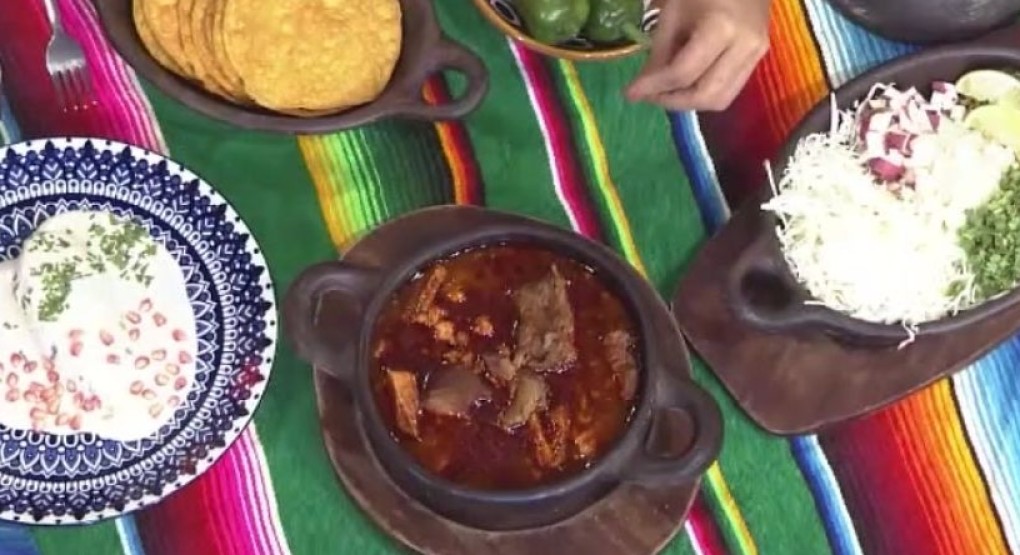 Restaurante salvadoreño trae el sabor de México con mole, pozole y chiles en ahogada