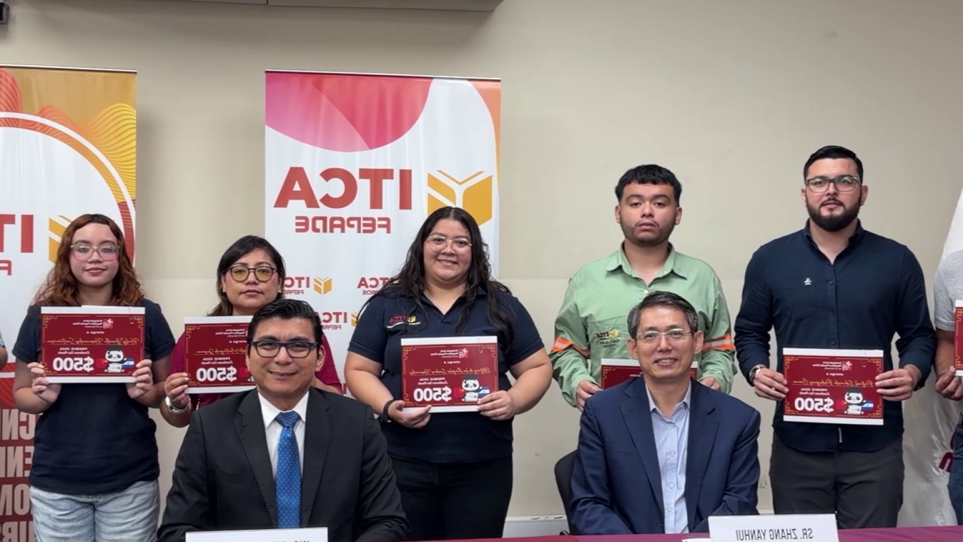 Diez estudiantes del ITCA recibieron premio a la excelencia Oso Panda