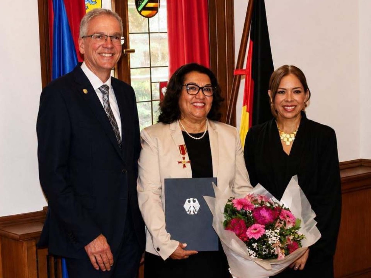 Salvadoreña recibe máxima distinción en Alemania por 30 años de trabajo con migrantes