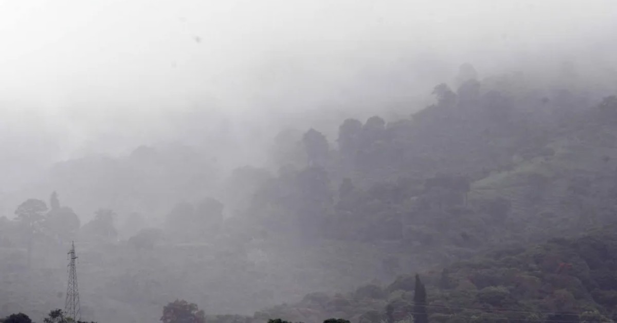 Campo depresionario seguirá causando lluvias en El Salvador mientras una baja presión podría influenciar el resto de la semana