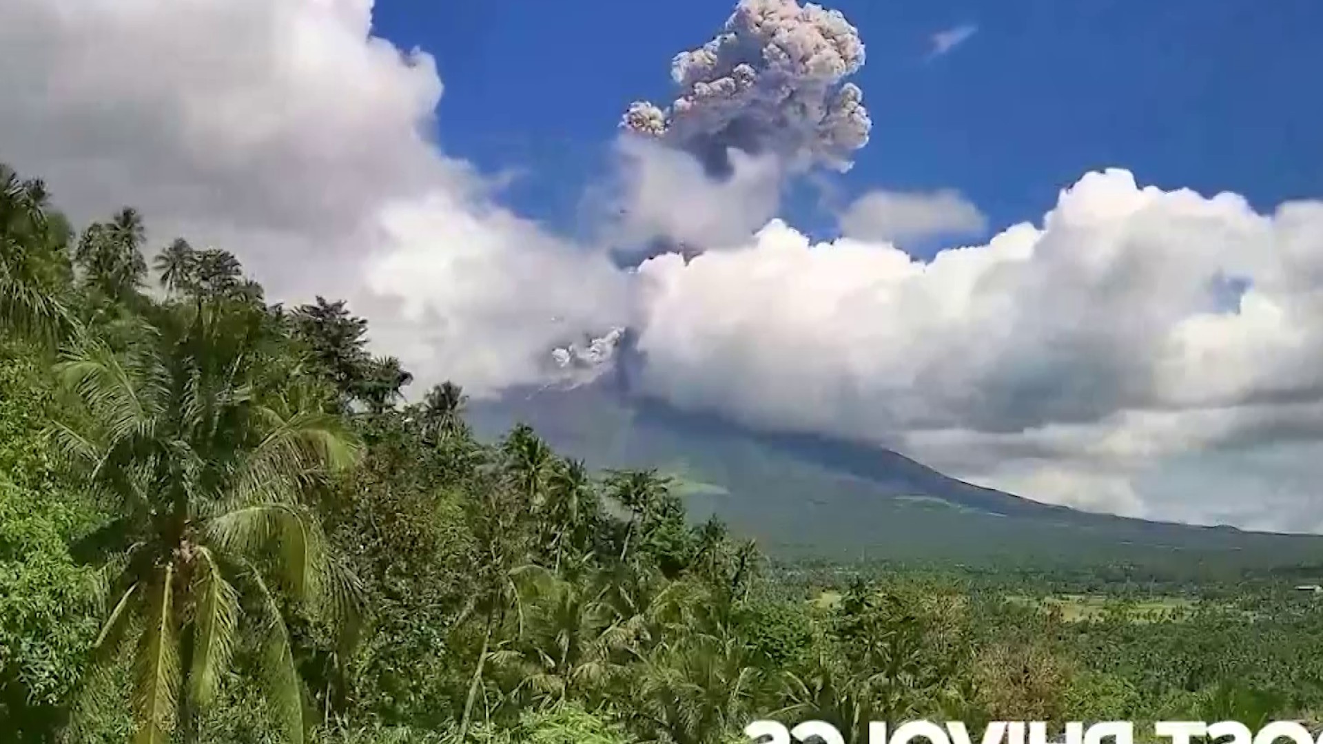 Erupción del volcán Mayón - Canal 12 de El Salvador