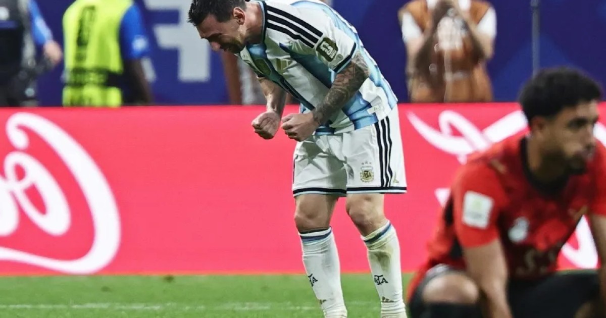 Argentina sufre pero remonta a Egipto con épica