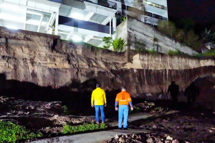 Evacúan cerca de 40 apartamentos en condominios de la colonia Escalón tras colapso de muro