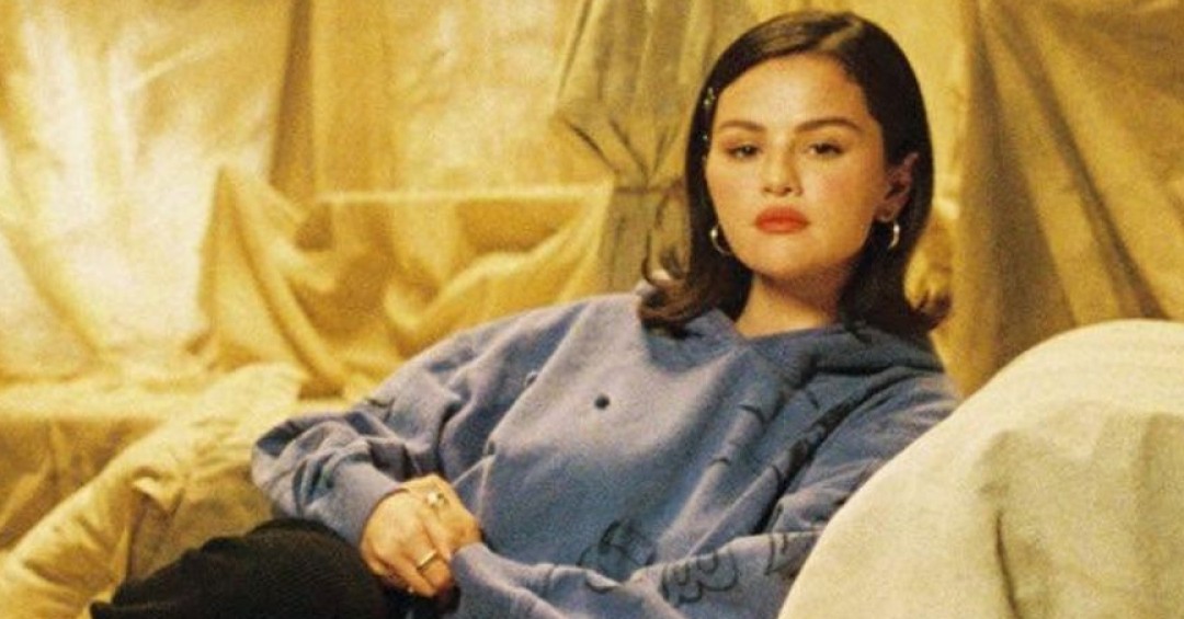 Selena Gomez atribuye los cambios en su voz al vapeo y advierte a sus fans sobre el uso de nicotina