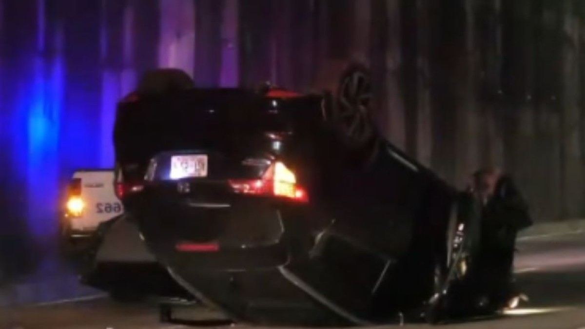 Accidente en bulevar Monseñor Romero deja camioneta volcada