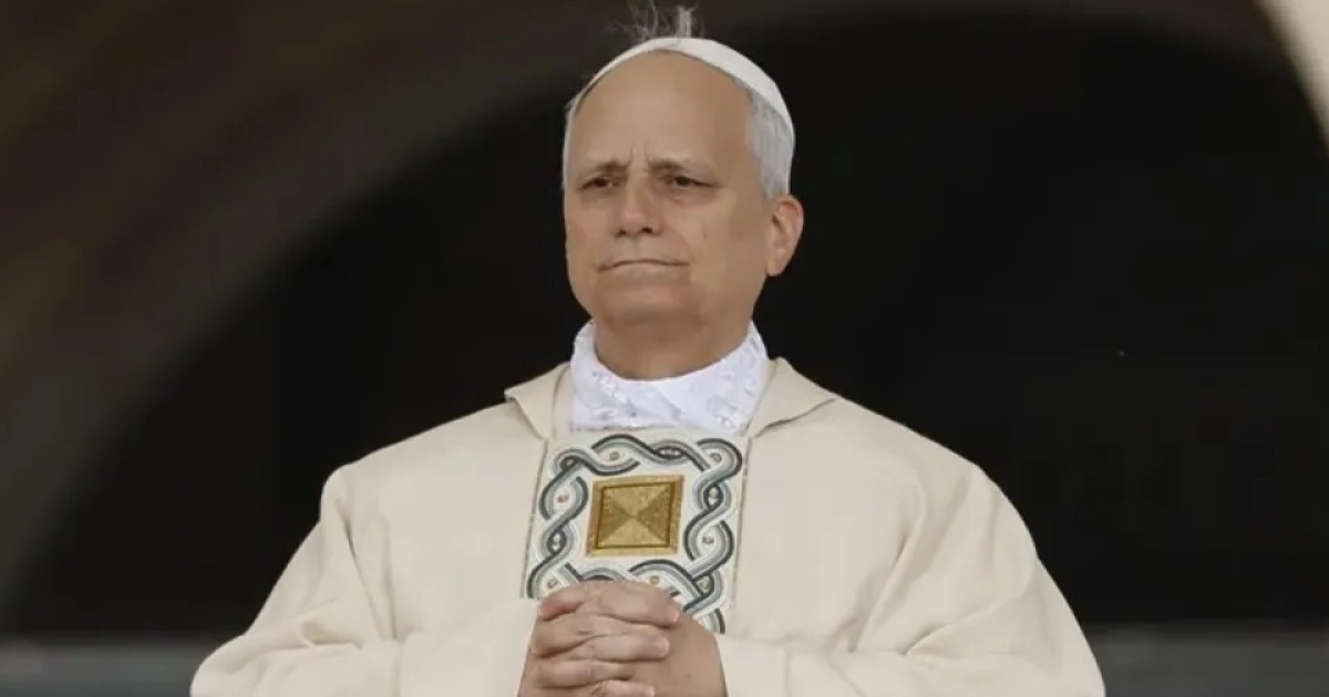 El papa León está comiendo y recuperándose tras cirugía por cáncer, dicen sus médicos